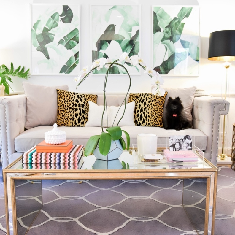 كرسي للاسترخاء ضمن ديكور زاوية المنزل يعتمد القماش بطبعة الحيوانات