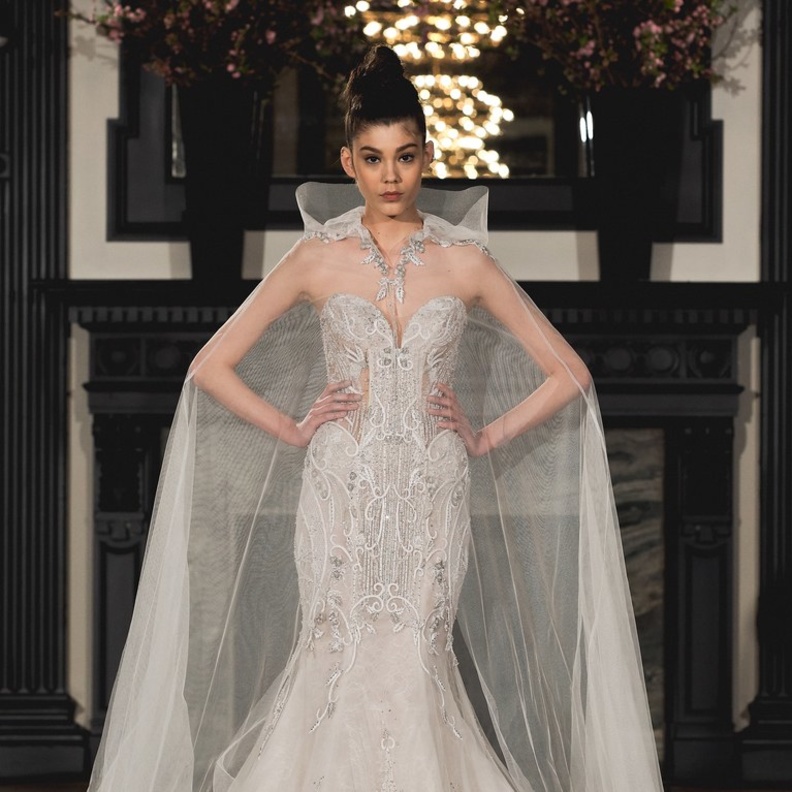 فساتين زفاف مع كاب