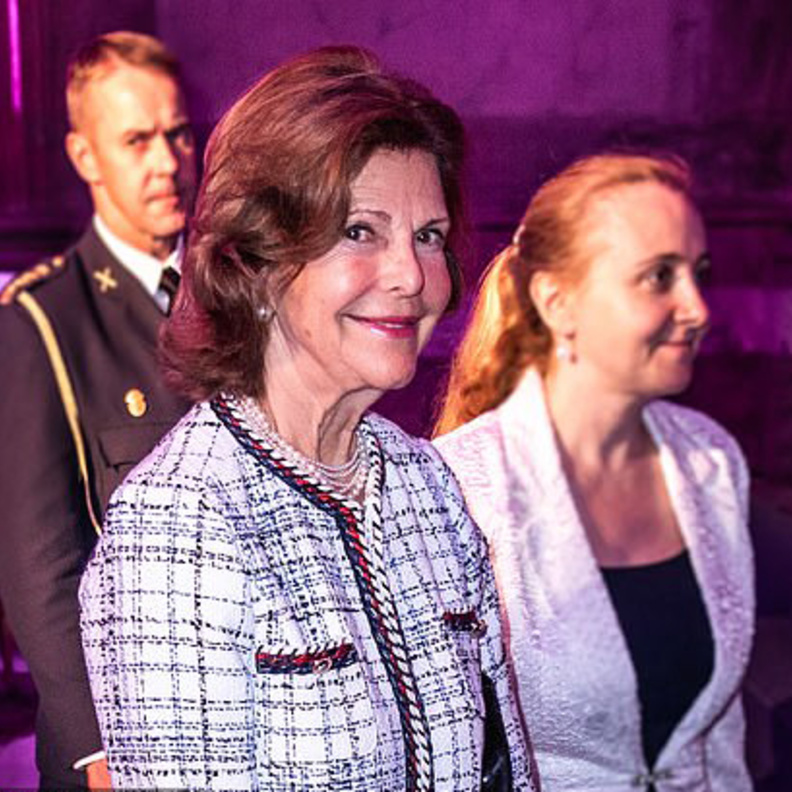  ملكة السويد في إطلالة أنيقة بالتويد