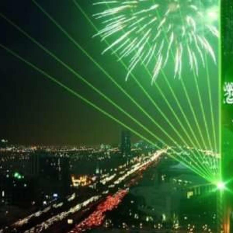 300 طائرة درون ترسم أكبر علمين للمملكة في العالم بسماء الرياض وجدة