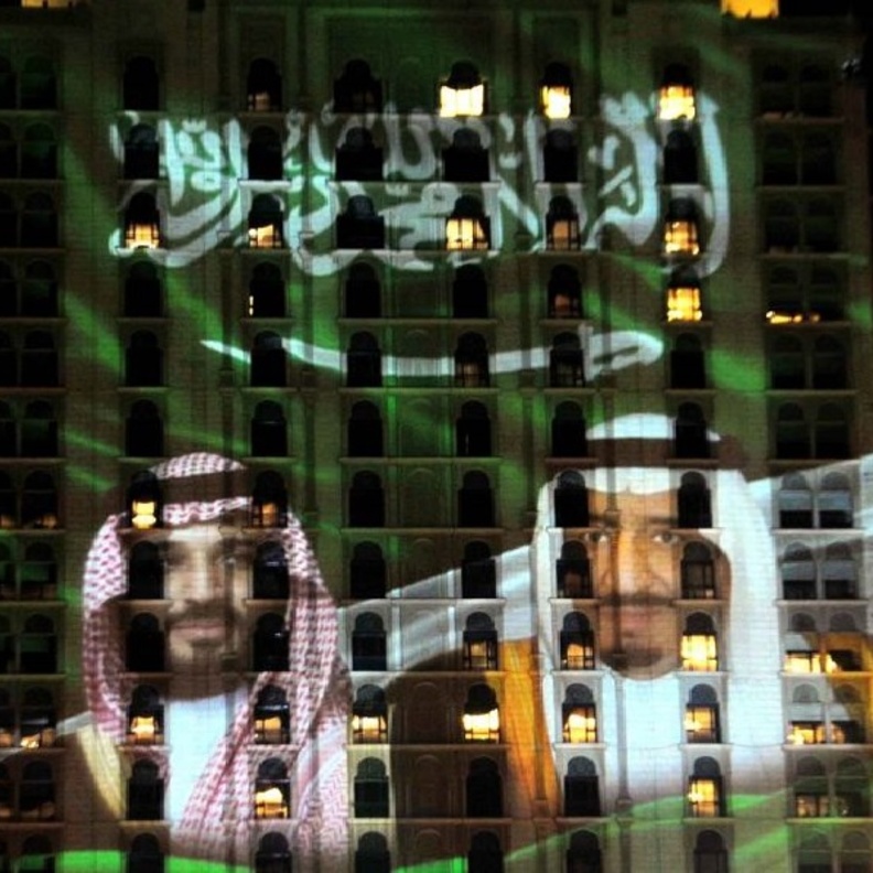 شعار التوحيد يزين شوارع جدة 