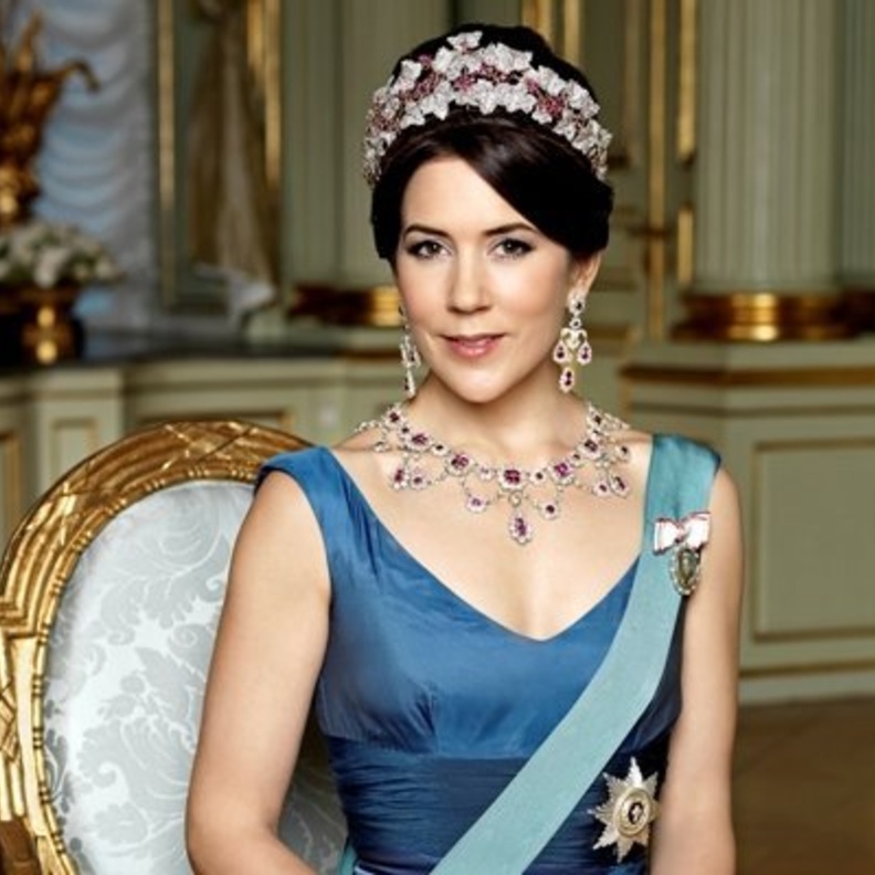 اكسسوار شعر على شكل وردة ارتدته الاميرة مادلين ويليق بالعروس