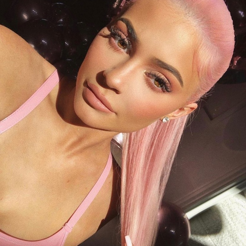 كايلي بشعرها الجديد برفقة ابنتها ستورمي