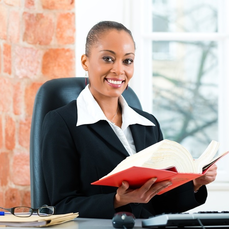 دقتها اللافتة تجعل منها عاملة متفوقة في مجال التحقيقات والإستشارات القضائية