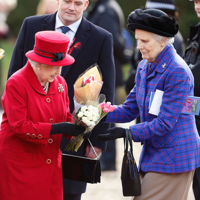 وصيفة الملكة وصديقتها تعود إلى بالمورال بعكازين