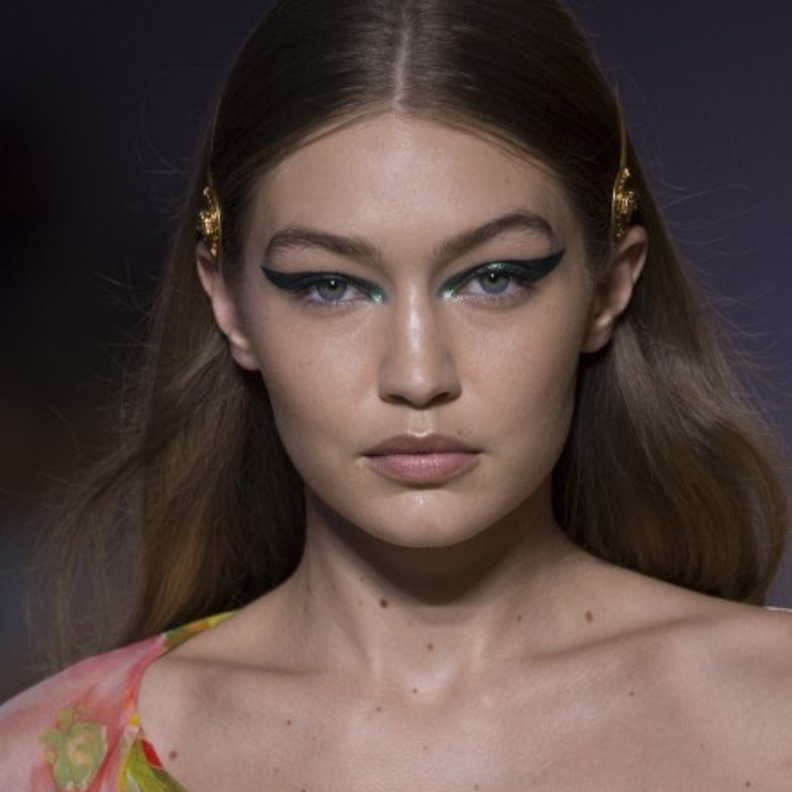 مكياج قوي وبشرة طبيعية في عرض فرساتشي ‏Versace