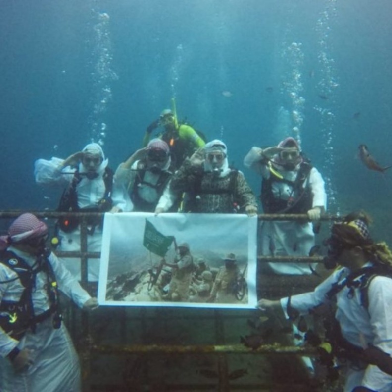 فريق صدى الأعماق يحمل صور أبطال الحد الجنوبي