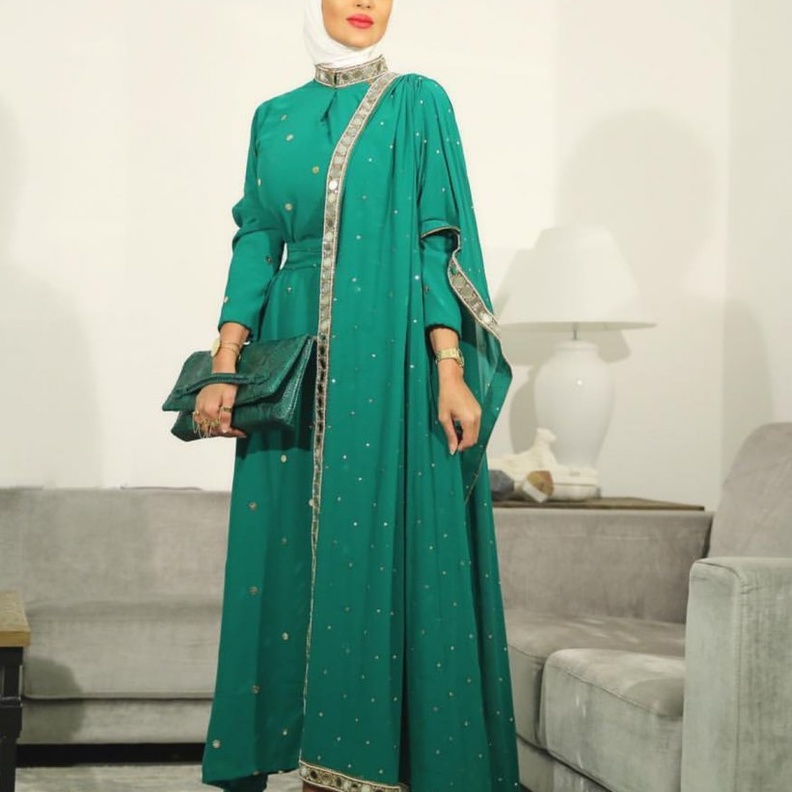 فساتين محجبات مع الحجاب الابيض للاحتفال بة في إطلالة مدونة الموضة مرمر