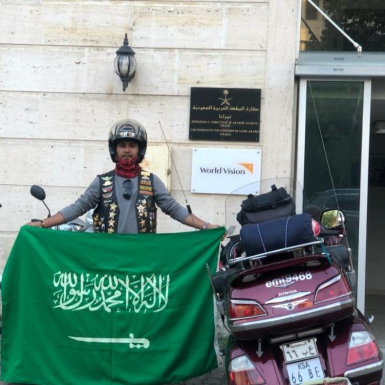 الرحالة العنزي أثناء رحلته على الدراجة النارية