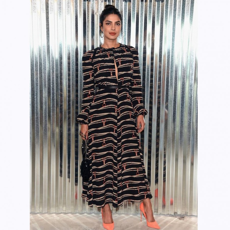 فيكتوريا بيكهام في فستان ماكسي بنقشة النمر