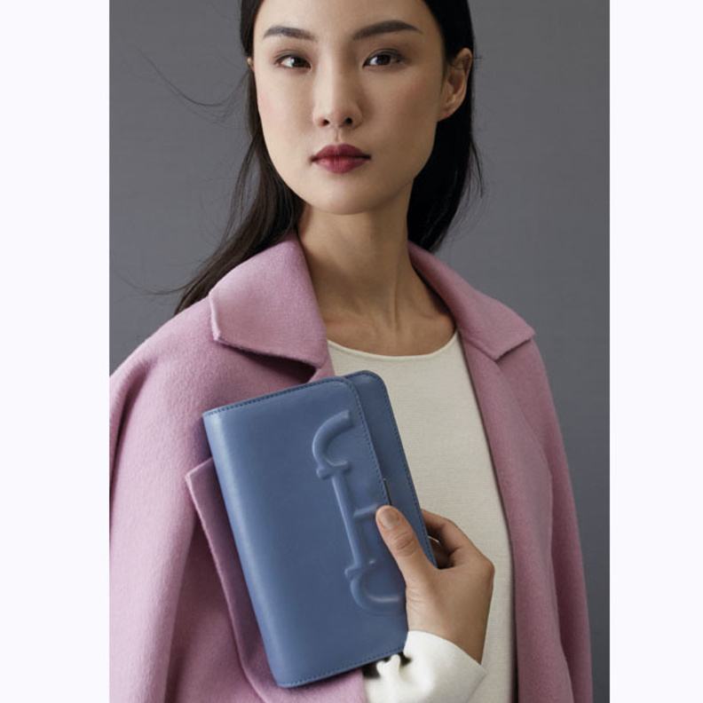 Carolina Herrera تُكرّم النساء السيدات القويات بمجموعة Victoria Insignia المميزّة