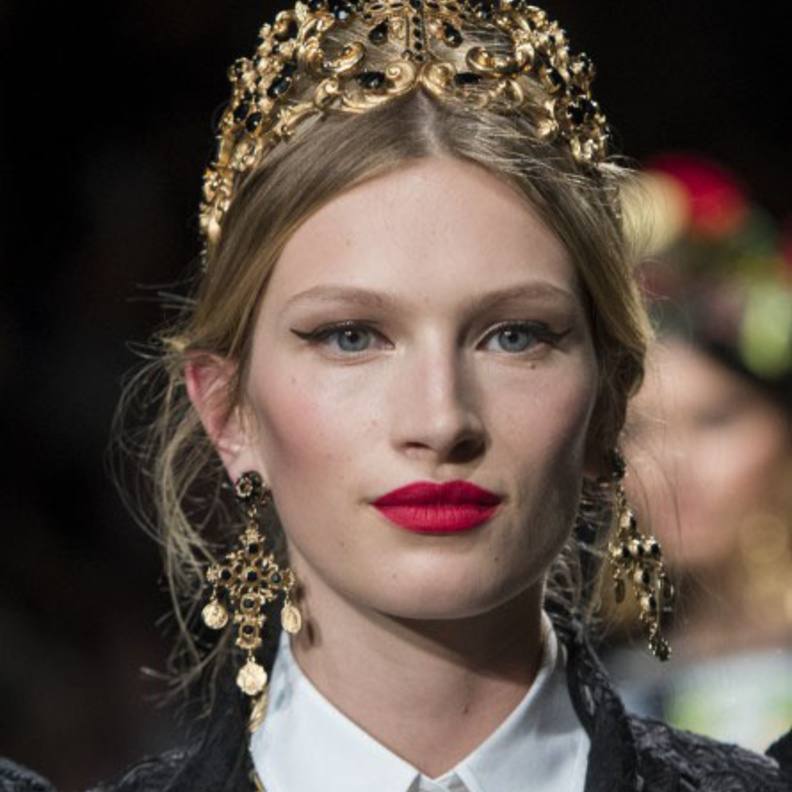 أكسسوارات شعر الورود الفاخرة في عرض دولتشي اند غابانا Dolce & Gabbana