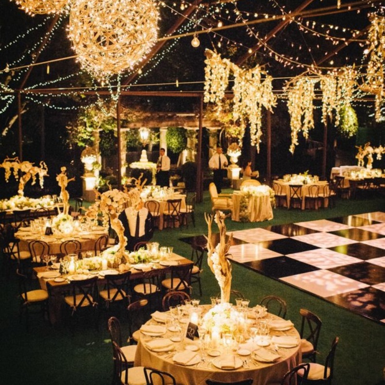 انارة المسبح في حفل الزفاف