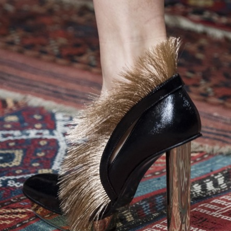 Emili Pucci جزمة باللون البيج، يمكنك اعتمادها مع فساتينك القصيرة