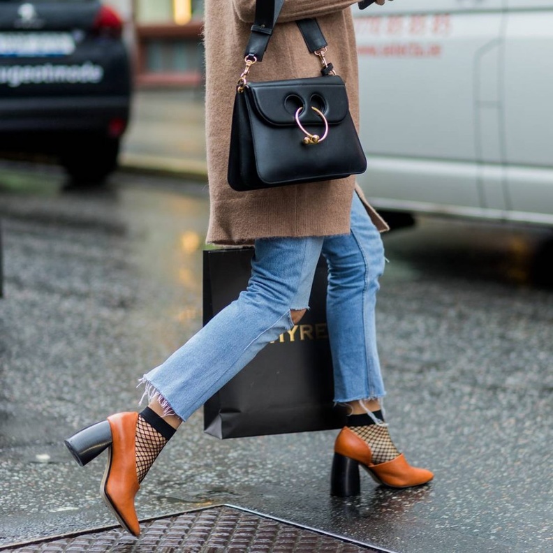 من الممكن اعتماد أحذية الكاحل المصممة بشكل أساسي مع الجوارب