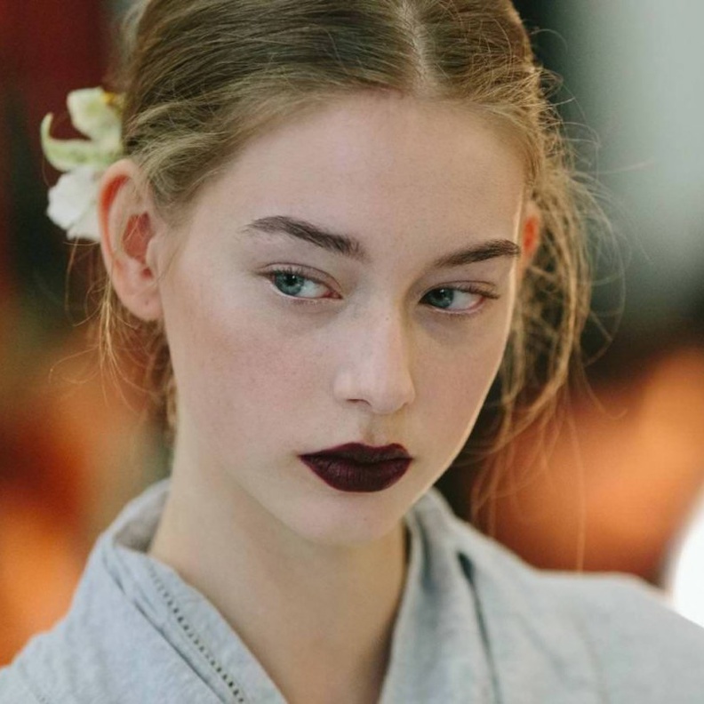 احمر شفاه بلون التوت الداكن احدث موضة لعروس خريف 2018