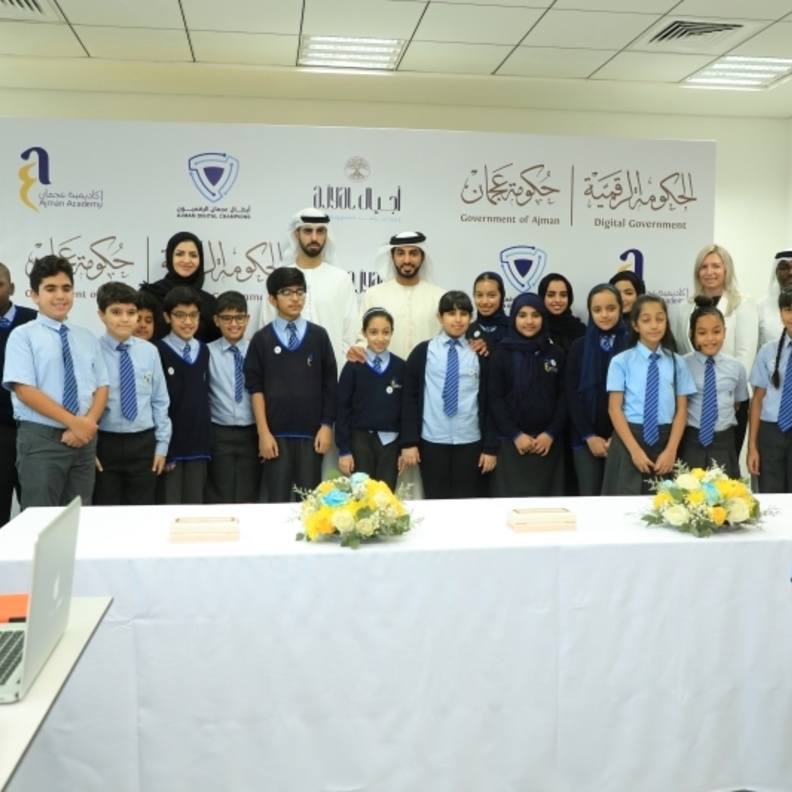 راشد بن حميد عقب توقيع الاتفاقية بحضور عمر بن سلطان العلماء