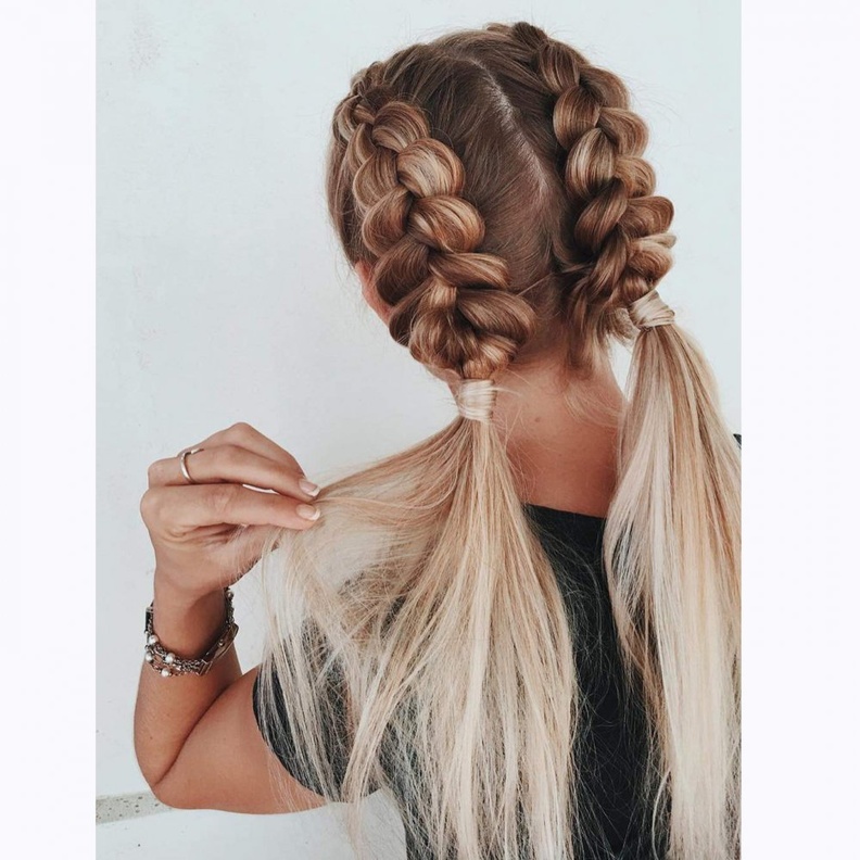 يمكنك إبقاء جزء من شعرك منسدلاً مع رفع الباقي منه