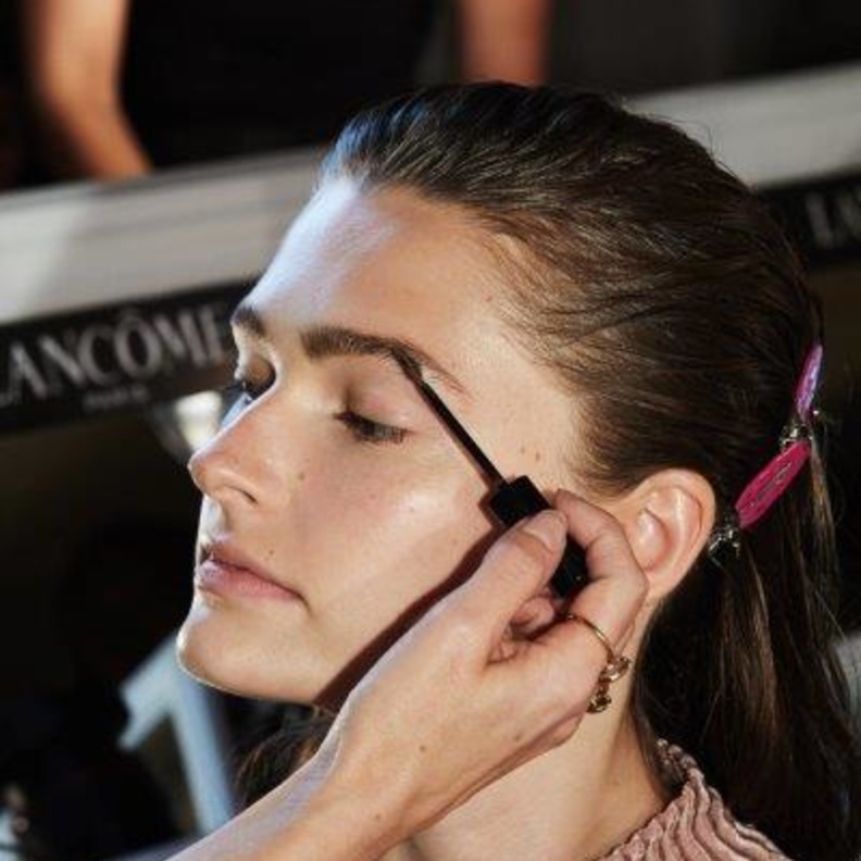 اطلالة مميّزة من توقيع Lancome خلال عرض أزياء بروينزا سكولر