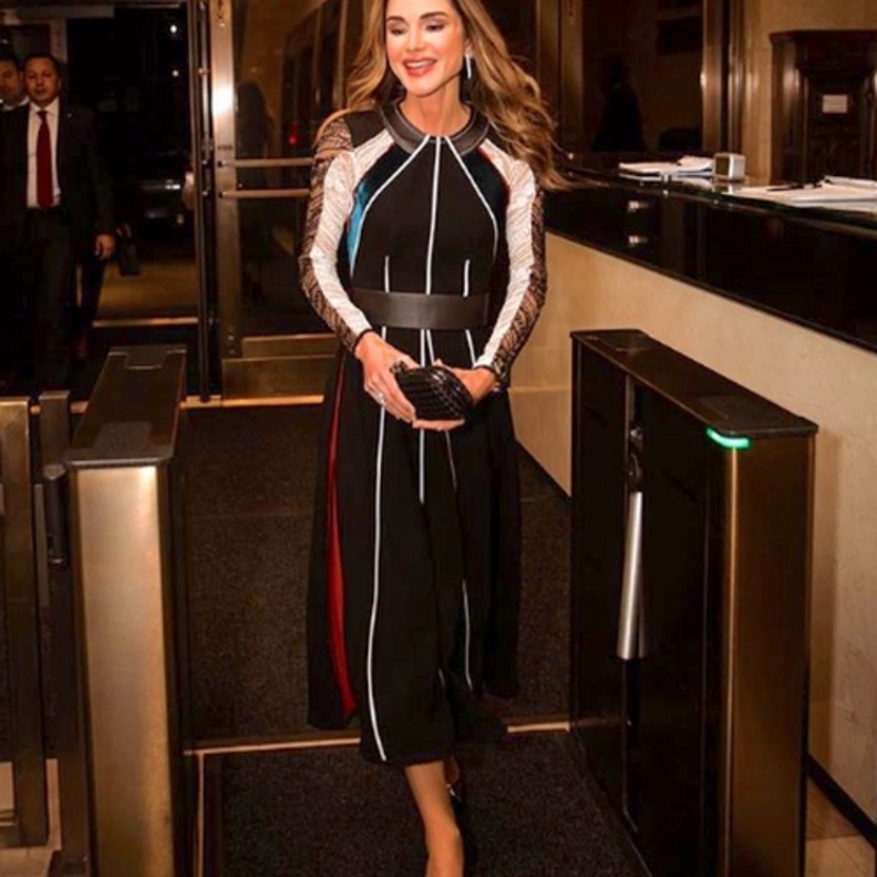  تيور ذو تصميم مبتكر تألقت به الملكة رانيا