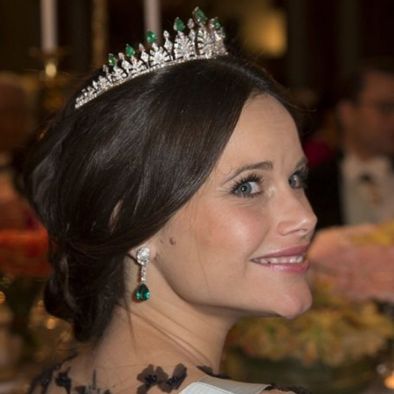 الأميرة فكتوريا بقلادة رائعة بالزمرد مع تاج ماسي مدهش بتفاصيله