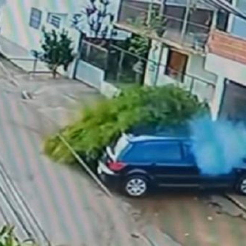 نجاة راكب دراجة من موت محقق في حادث مروع