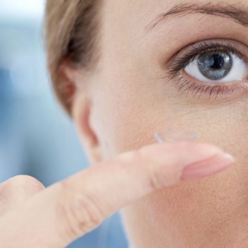 العدسات اللاصقة تضر بصحة العيون