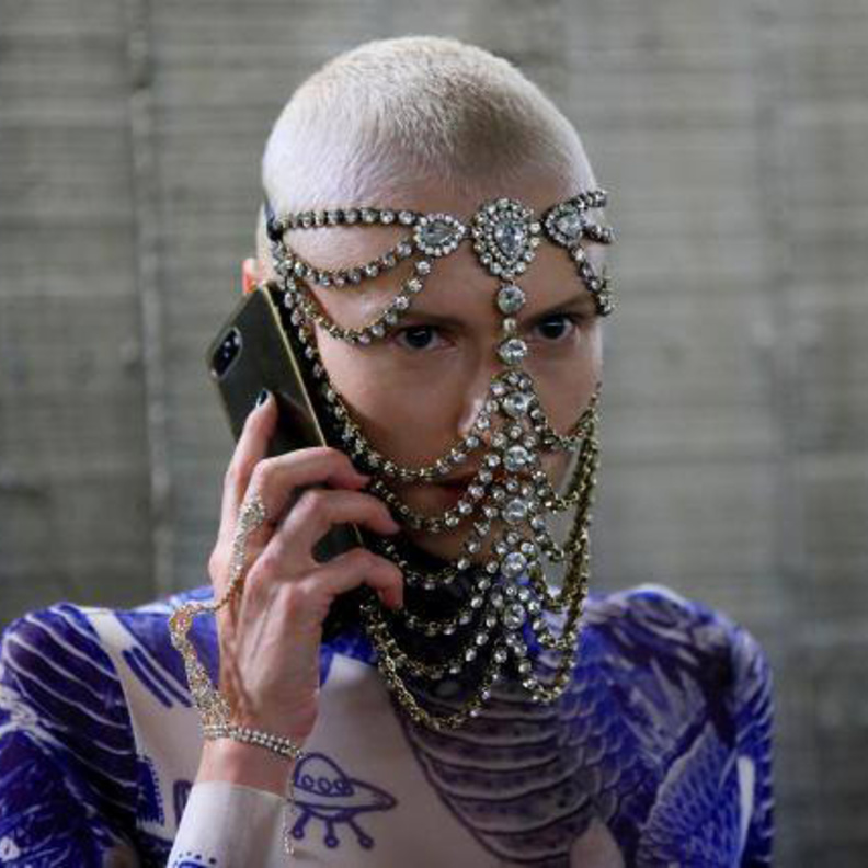 اطلالة لا تخلو من الغرابة في كواليس عرض أزياء Koche في باريس