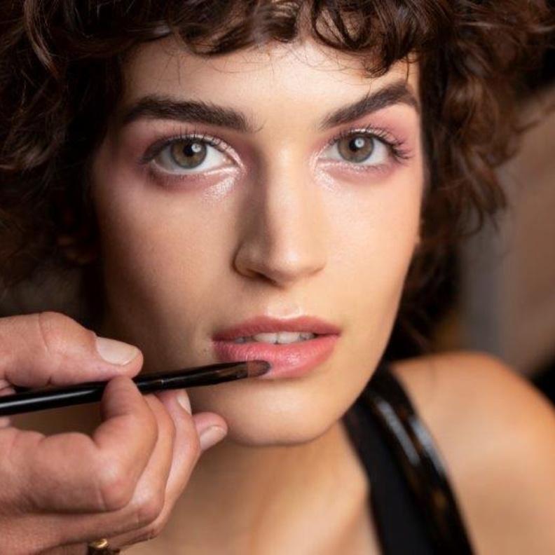 اطلالة جمالية بلمسات ليندا كانتيلو خبيرة المكياج العالميّة في دار GIORGIO ARMANI 