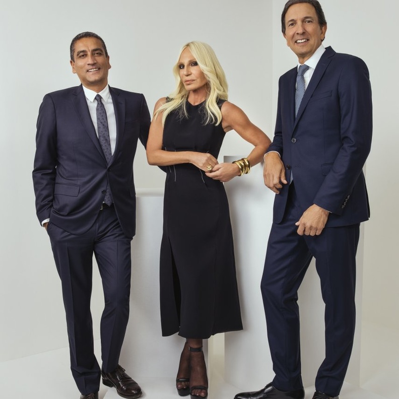 دوناتيلا فرساتشي في إحدى عروض أزيائها مع العارضات