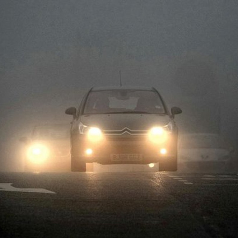 القيادة في الضباب تتطلب حذر شديد وعدم ارتكاب أخطاء ساذجة قد تودي إلى حوادث خطرة