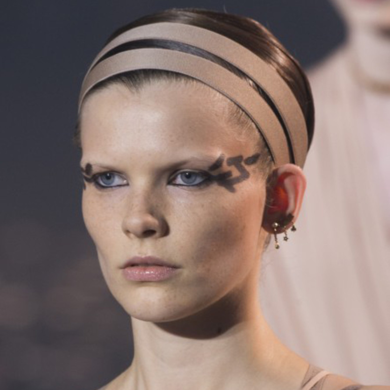 مكياج براق وذهبي من Saint Laurent لربيع وصيف 2019.