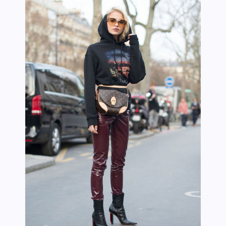 لاطلالات العمل الأنيقة نسقي تنانير ميدي من الجلد مع القمصان