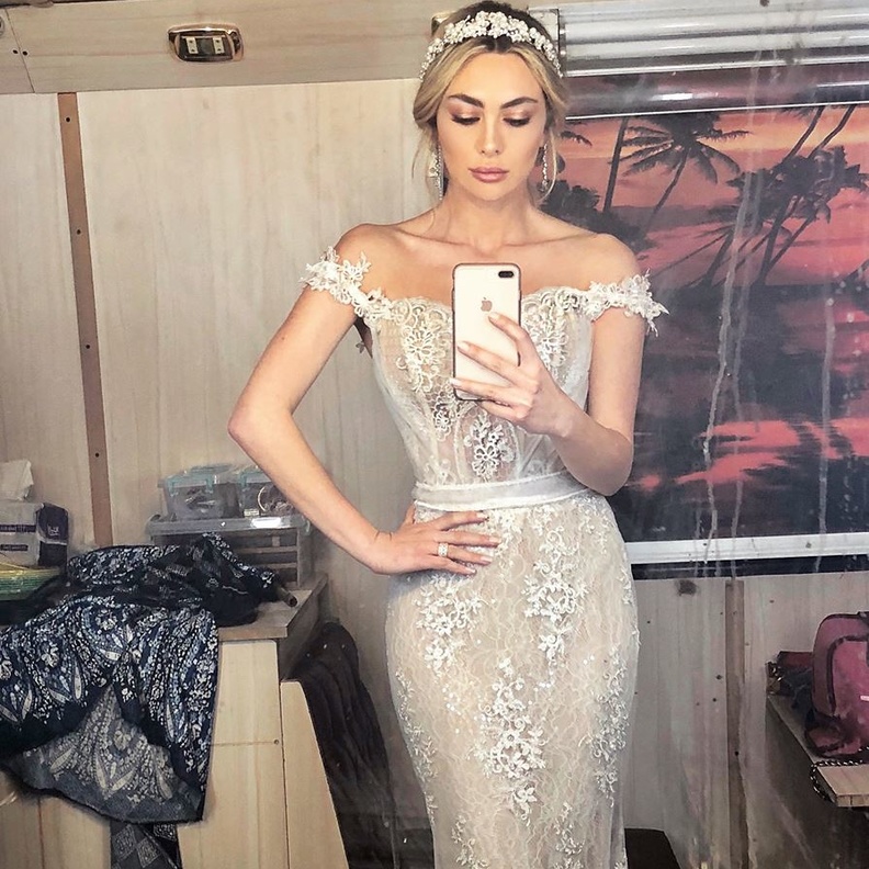 امل بوشوشة بفستانها منسدل الاكتاف