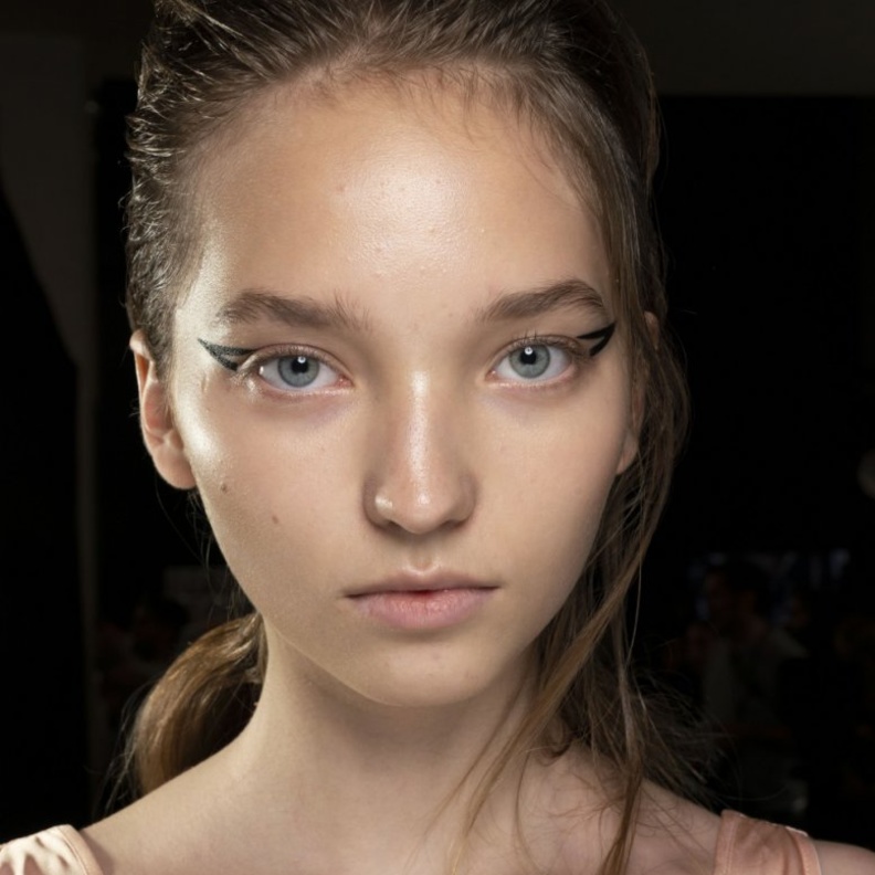  أجمل رسمات الآيلاينر الملفتة مباشرة من عروض باريس 2019