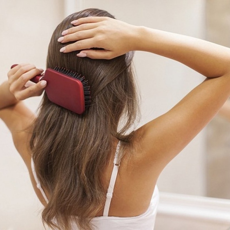 دعي شعرك حتى يجف قبل أن تمشطيه