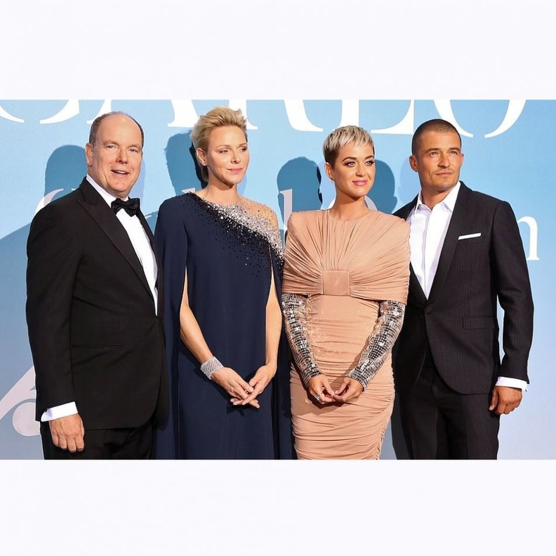 صورة تجمع بيري وبلوم الى جانب أمير وأميرة موناكو