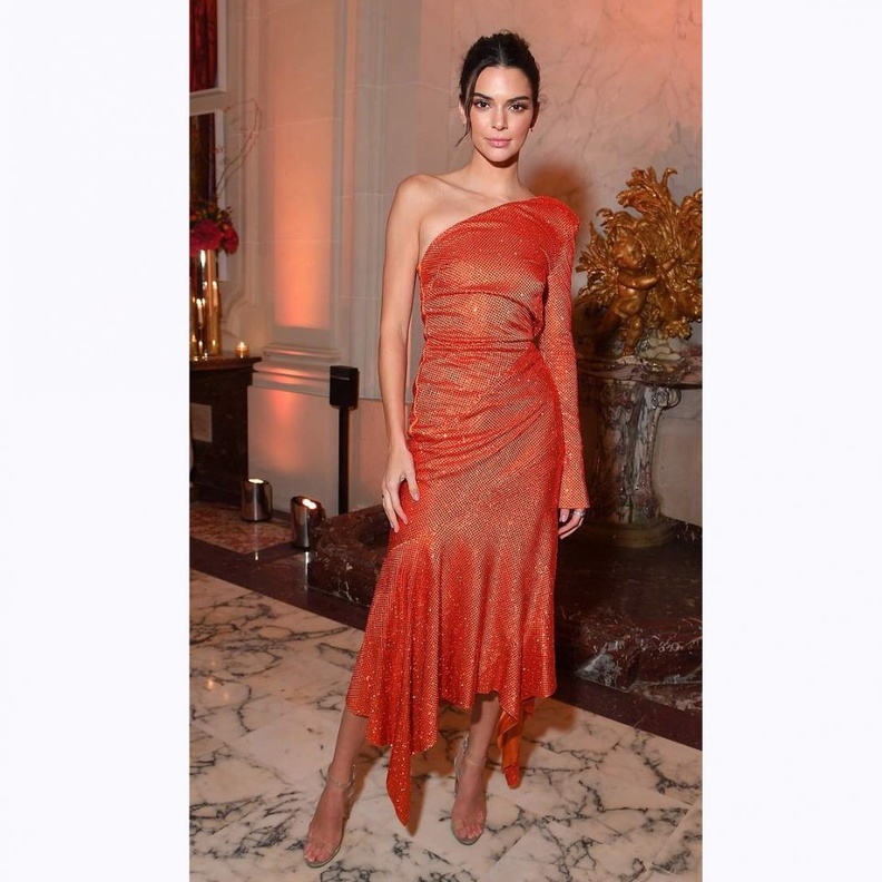 موضة الجمبسوت الأسود بأسلوب الشورت من Natasha Poly