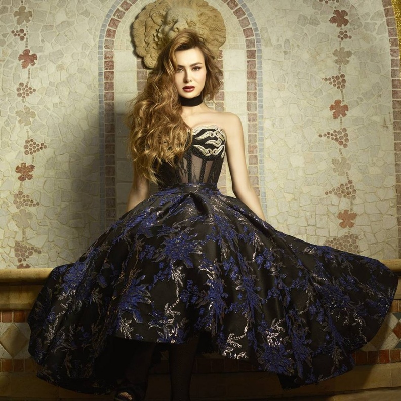 فستان ناعم لستيفاني صليبا وانيق.