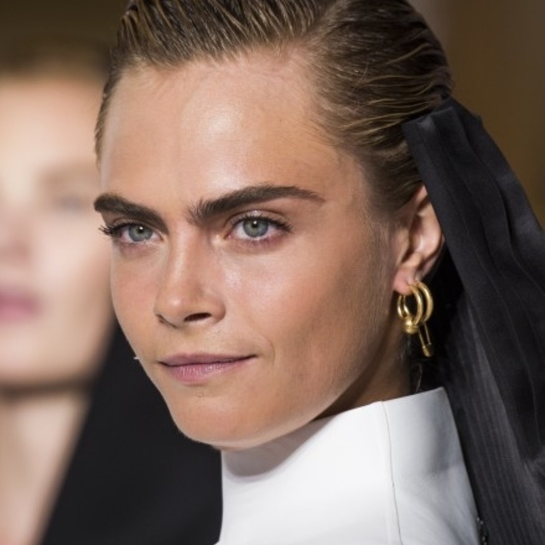 تسريحات الشعر المبلل والمشدود مع عارضات Guy Laroche