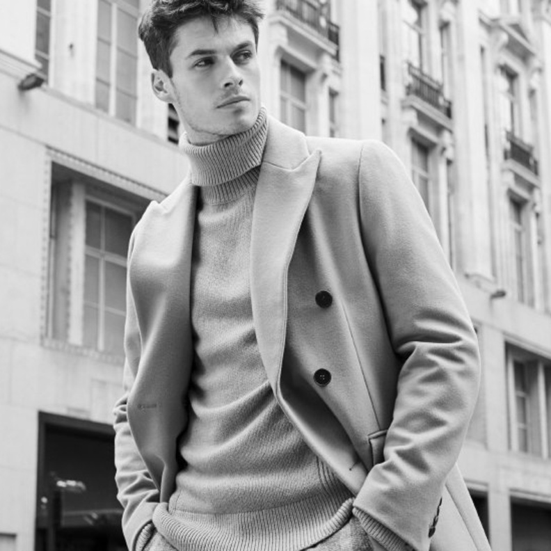 أناقة راقية بالتوب الصوفي بلن البيج الداكن بقصّة الجدائل