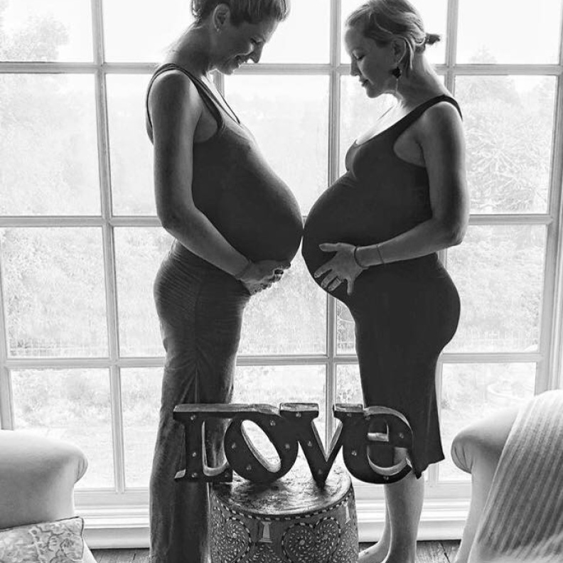 كيت هدسون وصديقتها أنجي فليتشر تستعرضان حملهما في شهورهما الأخيرة