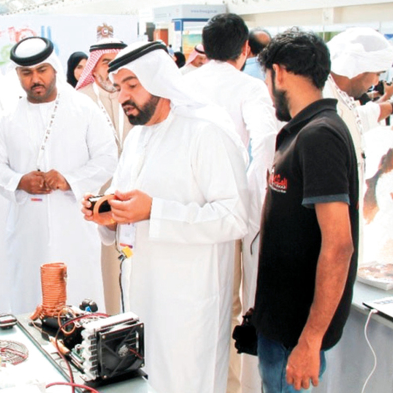 الشحي يقدم شرحاً عن اختراعه خلال معرض للابتكار في رأس الخيمة. من المصدر