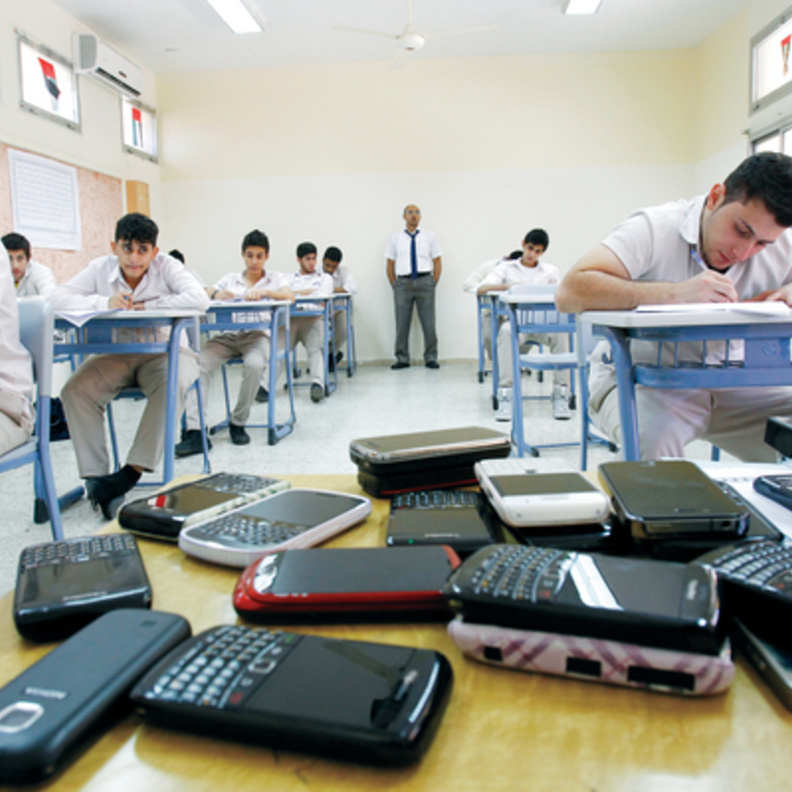 تعرف على عقوبة اصطحاب الموبايل في مدارس الإمارات