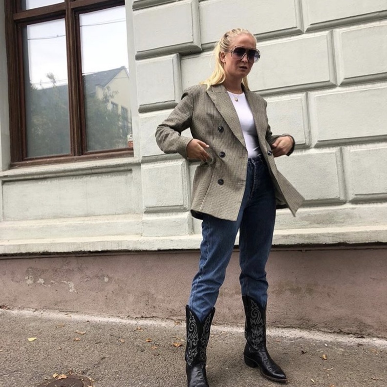 حذاء بوت جلدي مع اطلالة جريئة وجذابة