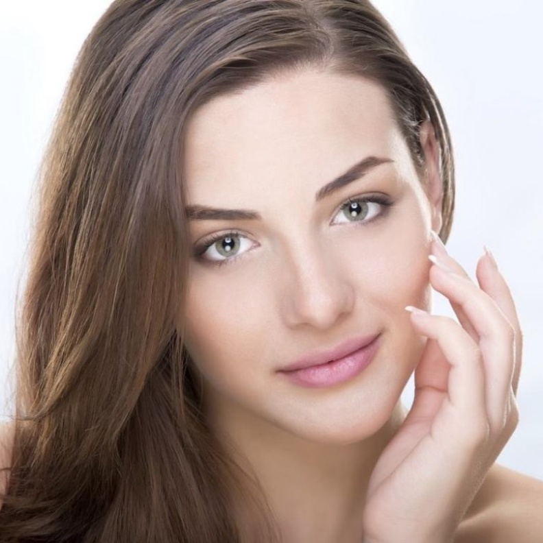  اغسلي بشرتك الدهنية ثلاث مرات يومياً.