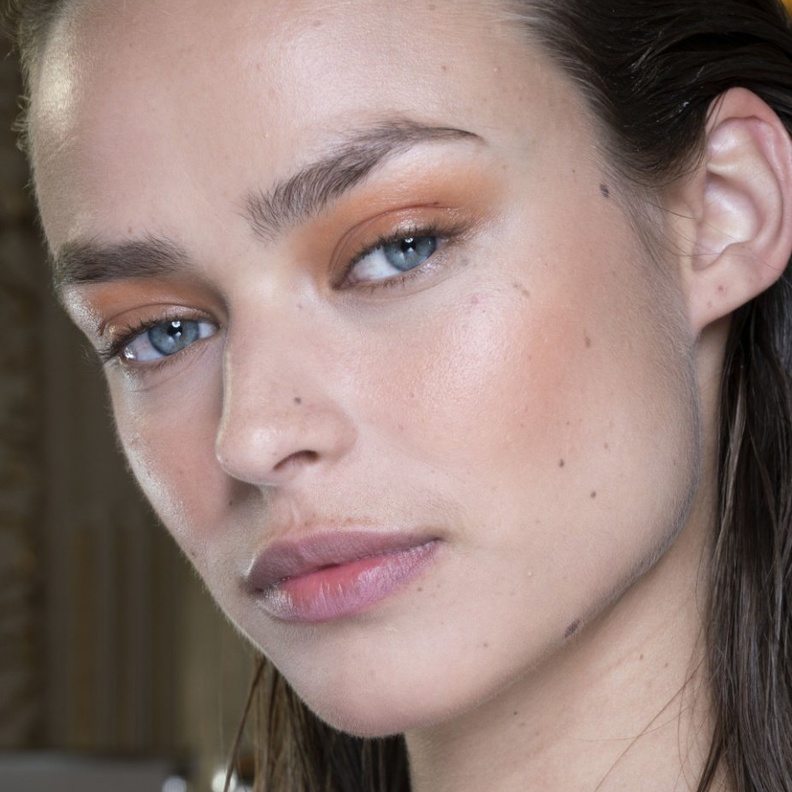  رسمات عيون نيلية لربيع وصيف 2019 من Lutz Huelle