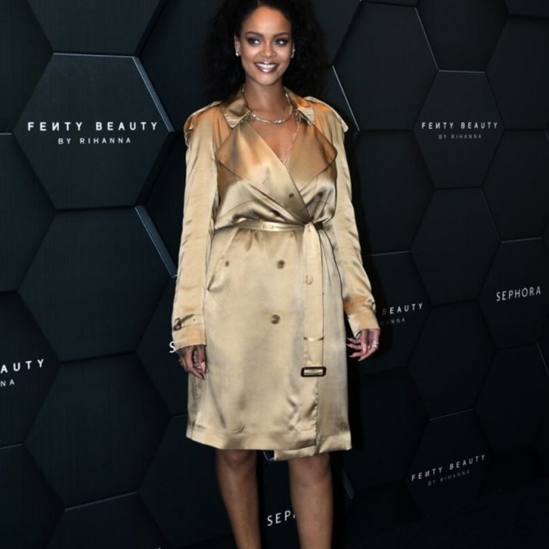 اختارت النجمة ريهانا ‏Rihanna‏ موضة المعطف الحيوي مع القماش الحريري