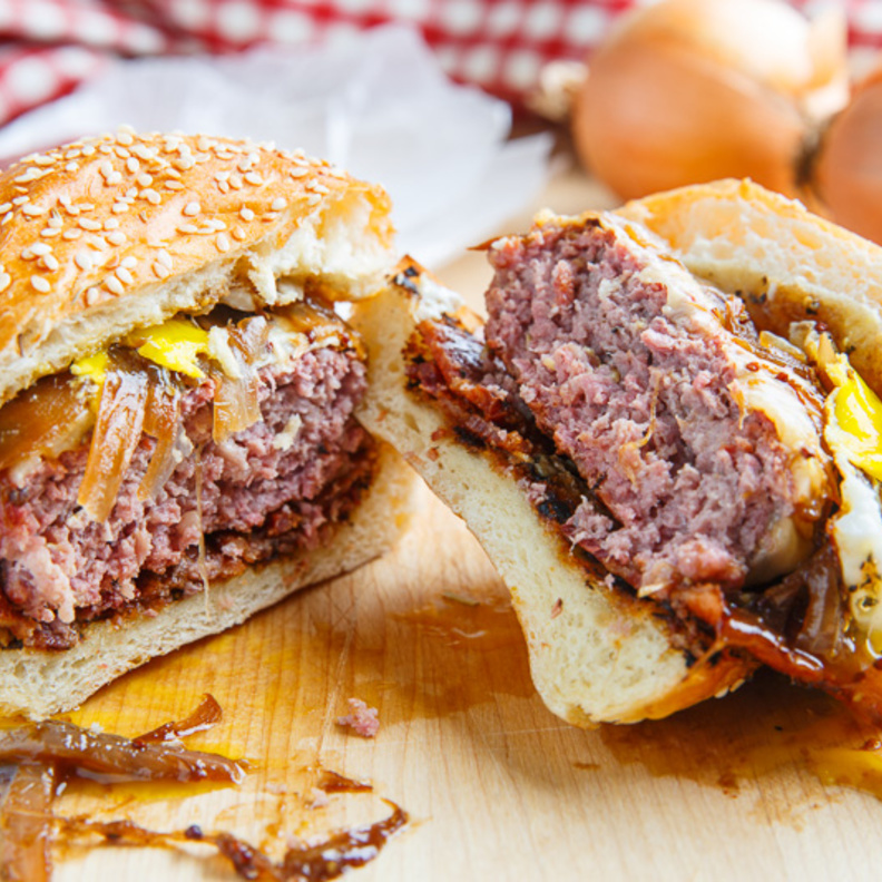 تناول الجبن مع اللحم يضر الجهاز الهضمي