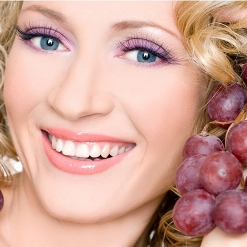 تناول كميات قليلة من العنب الاحمر خلال رجيم العروس المخصص لها يعطي الإحساس بالشبع لفترات طويلة